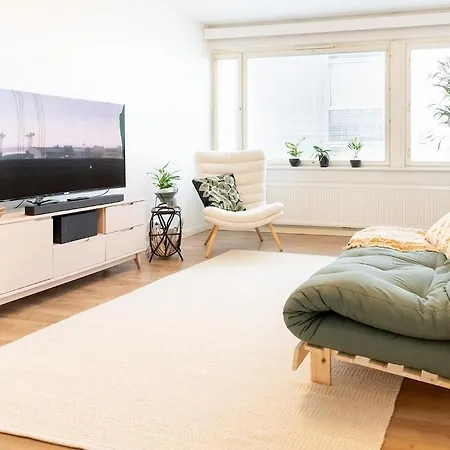 Spacious 5th Floor One-bedroom Διαμέρισμα *
